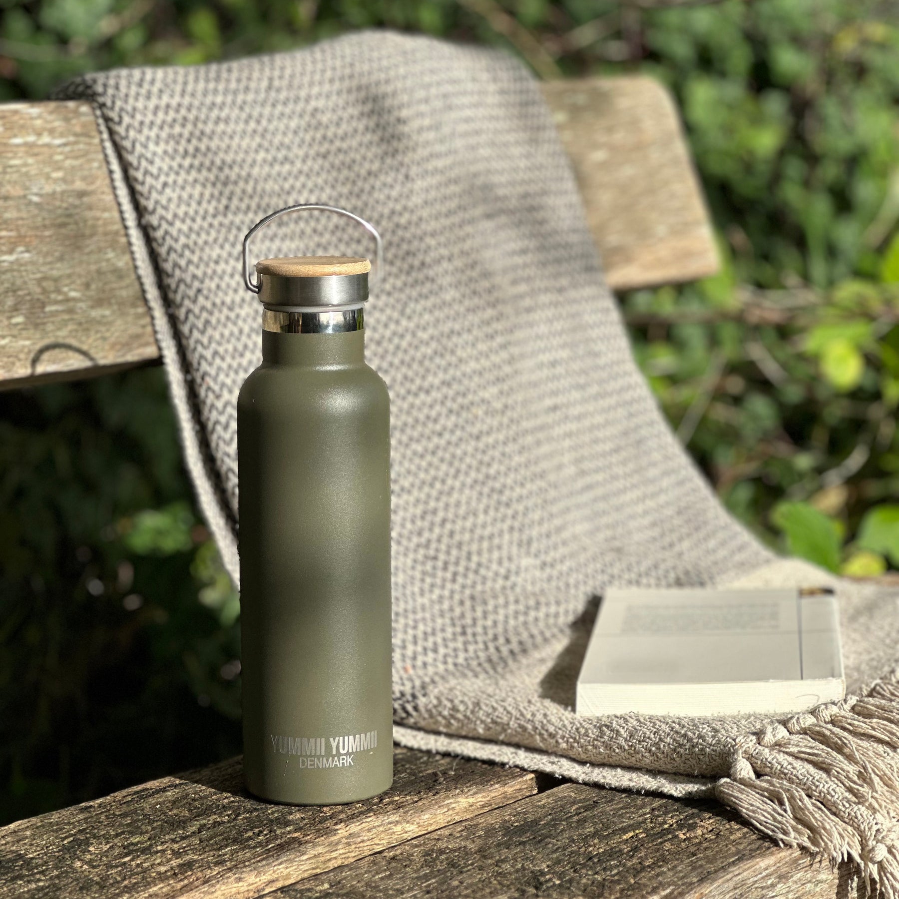 https://www.yummiiyummii.com/cdn/shop/files/Thermobottle_Medium_-_olive-Thermo_Bottles-123-Olive_Night-2_1800x1800.jpg?v=1700041938